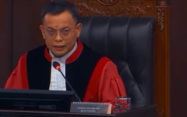 Doc. Hakim Mahkamah Konstitusi M. Guntur Hamzah menyampaikan pandangan dan kritiknya terkait praktik kuota internet hangus dalam sidang pengujian Undang-Undang Telekomunikasi di Gedung Mahkamah Konstitusi, Jakarta.