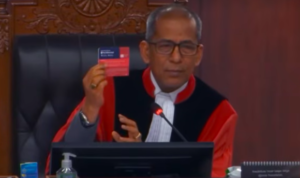 Doc. Hakim Mahkamah Konstitusi, Saldi Isra, menyampaikan pendapat dan pertanyaan dalam sidang pengujian Undang-Undang Telekomunikasi di Gedung Mahkamah Konstitusi, Jakarta, Kamis (16/4/2026), terkait transparansi syarat dan ketentuan layanan telekomunikasi serta perlindungan hak konsumen.