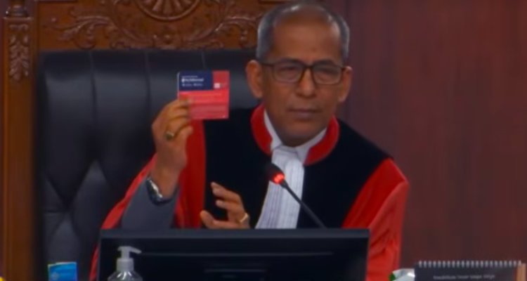 Doc. Hakim Mahkamah Konstitusi, Saldi Isra, menyampaikan pendapat dan pertanyaan dalam sidang pengujian Undang-Undang Telekomunikasi di Gedung Mahkamah Konstitusi, Jakarta, Kamis (16/4/2026), terkait transparansi syarat dan ketentuan layanan telekomunikasi serta perlindungan hak konsumen.