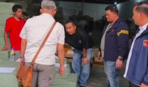 Doc. Petugas kepolisian dari Bareskrim Polri saat mendatangi salah satu lokasi penggerebekan terkait dugaan praktik impor ilegal telepon seluler di wilayah Jakarta, Senin (20/4/2026).