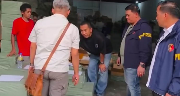 Doc. Petugas kepolisian dari Bareskrim Polri saat mendatangi salah satu lokasi penggerebekan terkait dugaan praktik impor ilegal telepon seluler di wilayah Jakarta, Senin (20/4/2026).
