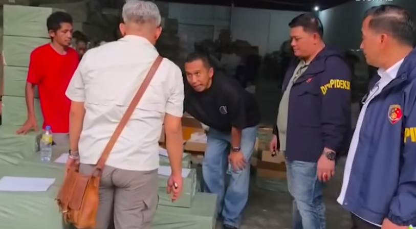 Doc. Petugas kepolisian dari Bareskrim Polri saat mendatangi salah satu lokasi penggerebekan terkait dugaan praktik impor ilegal telepon seluler di wilayah Jakarta, Senin (20/4/2026).