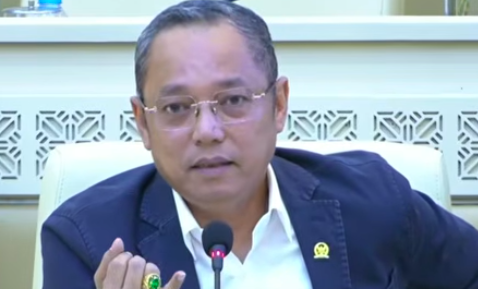 Doc. Dedy Sitorus saat menyampaikan pandangan dan kritik terkait implementasi e-KTP dan sistem administrasi kependudukan dalam forum diskusi publik, Selasa (21/4/2026).