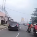 Doc. Sejumlah warga terlihat mengejar terduga pelaku pencurian kendaraan bermotor yang melarikan diri menggunakan minibus berwarna hitam di kawasan Parung, Kabupaten Bogor, Rabu (22/4/2026).