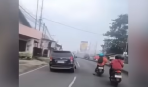 Doc. Sejumlah warga terlihat mengejar terduga pelaku pencurian kendaraan bermotor yang melarikan diri menggunakan minibus berwarna hitam di kawasan Parung, Kabupaten Bogor, Rabu (22/4/2026).