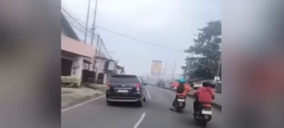 Doc. Sejumlah warga terlihat mengejar terduga pelaku pencurian kendaraan bermotor yang melarikan diri menggunakan minibus berwarna hitam di kawasan Parung, Kabupaten Bogor, Rabu (22/4/2026).