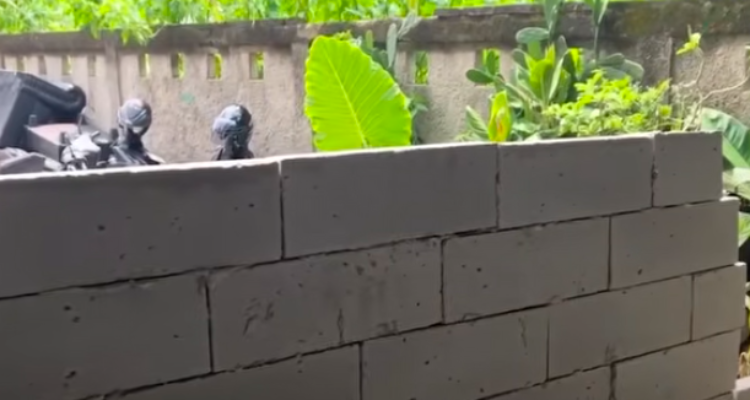 Doc. Tembok bata yang dipasang menutup akses utama rumah warga di kawasan Jurang Mangu Barat, Pondok Aren, Tangerang Selatan, terlihat menghalangi keluar-masuk kendaraan, Selasa (14/4/2026).