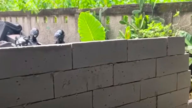 Doc. Tembok bata yang dipasang menutup akses utama rumah warga di kawasan Jurang Mangu Barat, Pondok Aren, Tangerang Selatan, terlihat menghalangi keluar-masuk kendaraan, Selasa (14/4/2026).