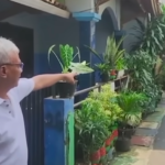 Doc. Seorang warga menunjukkan lokasi kejadian di kawasan Kebayoran Lama, Jakarta Selatan, usai insiden dugaan pencurian kendaraan bermotor.