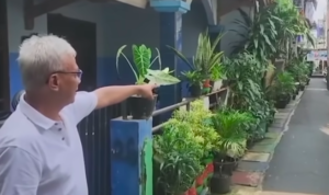 Doc. Seorang warga menunjukkan lokasi kejadian di kawasan Kebayoran Lama, Jakarta Selatan, usai insiden dugaan pencurian kendaraan bermotor.