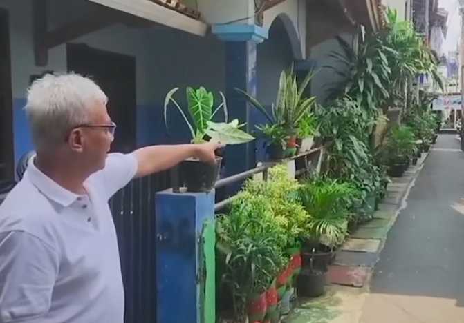 Doc. Seorang warga menunjukkan lokasi kejadian di kawasan Kebayoran Lama, Jakarta Selatan, usai insiden dugaan pencurian kendaraan bermotor.