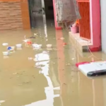 Doc. Kondisi permukiman warga di Kampung Lebak, Kelurahan Teluk Pucung, Kecamatan Bekasi Utara, Kota Bekasi, terendam banjir akibat luapan Kali Bekasi, Kamis, 23 April 2026, dengan ketinggian air mencapai lebih dari 1,5 meter.