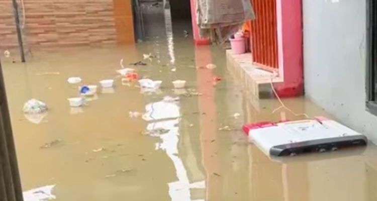 Doc. Kondisi permukiman warga di Kampung Lebak, Kelurahan Teluk Pucung, Kecamatan Bekasi Utara, Kota Bekasi, terendam banjir akibat luapan Kali Bekasi, Kamis, 23 April 2026, dengan ketinggian air mencapai lebih dari 1,5 meter.