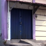 Doc. Suasana terkini ruko yang diduga menjadi kantor debt collector di kawasan Jatinegara, Jakarta Timur, terlihat didatangi warga pada Selasa sore 21 April 2026, menyusul insiden dugaan penarikan paksa kendaraan yang memicu keributan di lokasi.