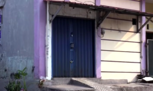 Doc. Suasana terkini ruko yang diduga menjadi kantor debt collector di kawasan Jatinegara, Jakarta Timur, terlihat didatangi warga pada Selasa sore 21 April 2026, menyusul insiden dugaan penarikan paksa kendaraan yang memicu keributan di lokasi.