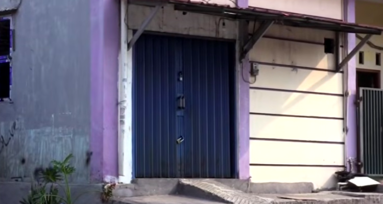 Doc. Suasana terkini ruko yang diduga menjadi kantor debt collector di kawasan Jatinegara, Jakarta Timur, terlihat didatangi warga pada Selasa sore 21 April 2026, menyusul insiden dugaan penarikan paksa kendaraan yang memicu keributan di lokasi.