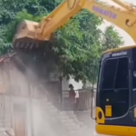 Doc. Alat berat dikerahkan petugas saat melakukan pembongkaran bangunan liar di bantaran Kalibaru, Kecamatan Bekasi Timur, Kota Bekasi, dalam operasi penertiban pada 22–23 April 2026.