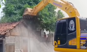 Doc. Alat berat dikerahkan petugas saat melakukan pembongkaran bangunan liar di bantaran Kalibaru, Kecamatan Bekasi Timur, Kota Bekasi, dalam operasi penertiban pada 22–23 April 2026.