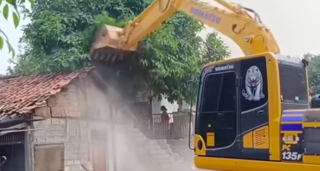 Doc. Alat berat dikerahkan petugas saat melakukan pembongkaran bangunan liar di bantaran Kalibaru, Kecamatan Bekasi Timur, Kota Bekasi, dalam operasi penertiban pada 22–23 April 2026.