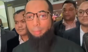 Doc. Ustadz Khalid Basalamah memberikan keterangan kepada awak media usai menjalani pemeriksaan sebagai saksi di Gedung Merah Putih KPK, Kamis malam.