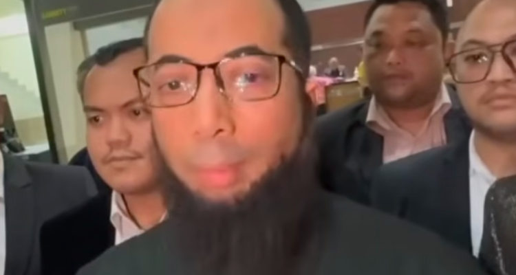 Doc. Ustadz Khalid Basalamah memberikan keterangan kepada awak media usai menjalani pemeriksaan sebagai saksi di Gedung Merah Putih KPK, Kamis malam.