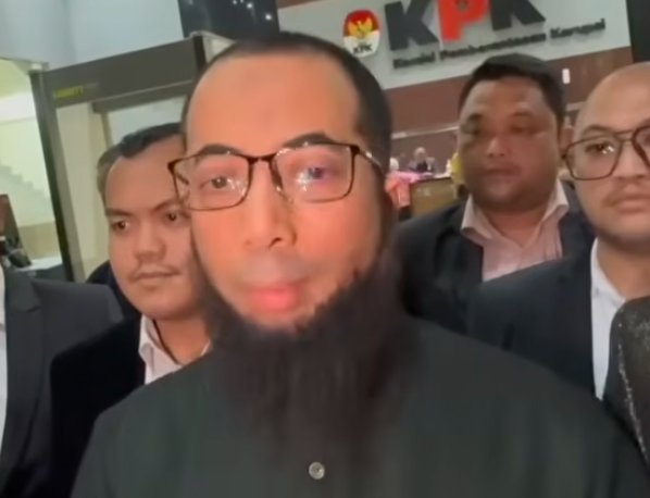 Doc. Ustadz Khalid Basalamah memberikan keterangan kepada awak media usai menjalani pemeriksaan sebagai saksi di Gedung Merah Putih KPK, Kamis malam.