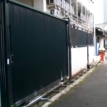 Doc. Kondisi lokasi di Jalan Bendungan Walahar Buntu, Jakarta Pusat, tempat dua asisten rumah tangga dilaporkan terjatuh dari lantai empat bangunan indekos, Rabu (22/4) malam. Polisi telah melakukan olah TKP dan penyelidikan terkait insiden tersebut.