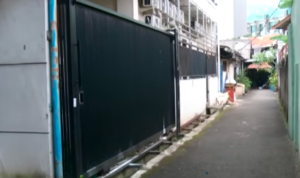 Doc. Kondisi lokasi di Jalan Bendungan Walahar Buntu, Jakarta Pusat, tempat dua asisten rumah tangga dilaporkan terjatuh dari lantai empat bangunan indekos, Rabu (22/4) malam. Polisi telah melakukan olah TKP dan penyelidikan terkait insiden tersebut.