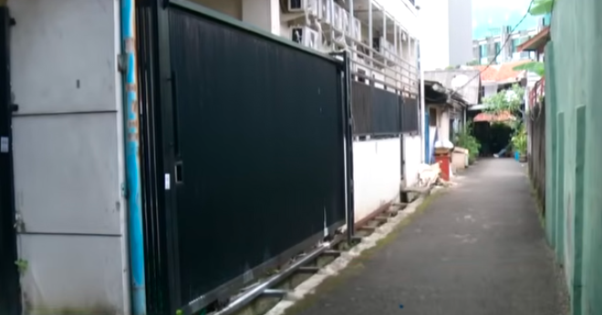 Doc. Kondisi lokasi di Jalan Bendungan Walahar Buntu, Jakarta Pusat, tempat dua asisten rumah tangga dilaporkan terjatuh dari lantai empat bangunan indekos, Rabu (22/4) malam. Polisi telah melakukan olah TKP dan penyelidikan terkait insiden tersebut.