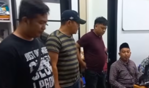 Doc. Salah seorang penyalur tenaga kerja saat berada di kantor Polres Metro Jakarta Pusat untuk dimintai keterangan penyidik terkait kasus dua asisten rumah tangga yang terjatuh dari lantai empat indekos di kawasan Bendungan Hilir, Jakarta Pusat.