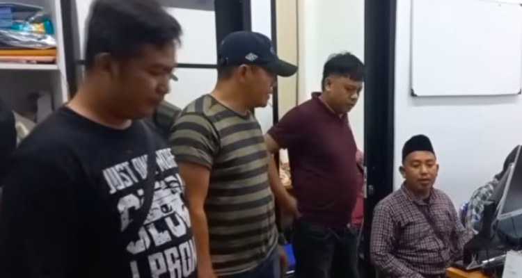 Doc. Salah seorang penyalur tenaga kerja saat berada di kantor Polres Metro Jakarta Pusat untuk dimintai keterangan penyidik terkait kasus dua asisten rumah tangga yang terjatuh dari lantai empat indekos di kawasan Bendungan Hilir, Jakarta Pusat.
