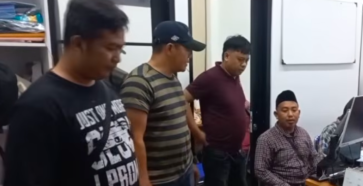 Doc. Salah seorang penyalur tenaga kerja saat berada di kantor Polres Metro Jakarta Pusat untuk dimintai keterangan penyidik terkait kasus dua asisten rumah tangga yang terjatuh dari lantai empat indekos di kawasan Bendungan Hilir, Jakarta Pusat.