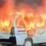 Doc. Tangkapan layar video memperlihatkan sebuah angkutan umum rute Karet–Roxy terbakar di Jalan K.H. Mas Mansyur, Tanah Abang, Jakarta Pusat, saat insiden terjadi. Aparat kepolisian masih menyelidiki penyebab dan pelaku pembakaran tersebut. (Sumber: Warga).