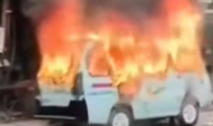 Doc. Tangkapan layar video memperlihatkan sebuah angkutan umum rute Karet–Roxy terbakar di Jalan K.H. Mas Mansyur, Tanah Abang, Jakarta Pusat, saat insiden terjadi. Aparat kepolisian masih menyelidiki penyebab dan pelaku pembakaran tersebut. (Sumber: Warga).