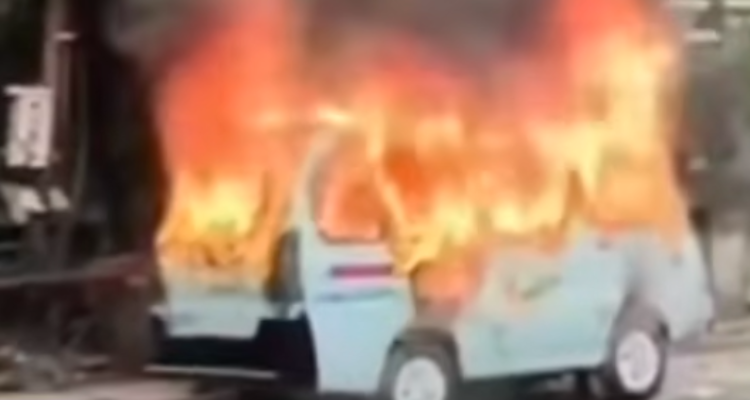 Doc. Tangkapan layar video memperlihatkan sebuah angkutan umum rute Karet–Roxy terbakar di Jalan K.H. Mas Mansyur, Tanah Abang, Jakarta Pusat, saat insiden terjadi. Aparat kepolisian masih menyelidiki penyebab dan pelaku pembakaran tersebut. (Sumber: Warga).