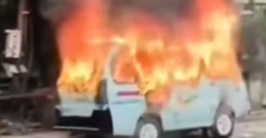 Doc. Tangkapan layar video memperlihatkan sebuah angkutan umum rute Karet–Roxy terbakar di Jalan K.H. Mas Mansyur, Tanah Abang, Jakarta Pusat, saat insiden terjadi. Aparat kepolisian masih menyelidiki penyebab dan pelaku pembakaran tersebut. (Sumber: Warga).