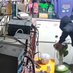 Doc. Tangkapan layar CCTV memperlihatkan terduga pelaku saat menjalankan aksi pembobolan di dalam konter telepon genggam kawasan Pasar Rebo, Jakarta Timur, Jumat (24/4/2026). Rekaman tersebut menjadi bagian dari barang bukti dalam penyelidikan kepolisian.