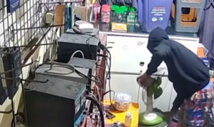 Doc. Tangkapan layar CCTV memperlihatkan terduga pelaku saat menjalankan aksi pembobolan di dalam konter telepon genggam kawasan Pasar Rebo, Jakarta Timur, Jumat (24/4/2026). Rekaman tersebut menjadi bagian dari barang bukti dalam penyelidikan kepolisian.