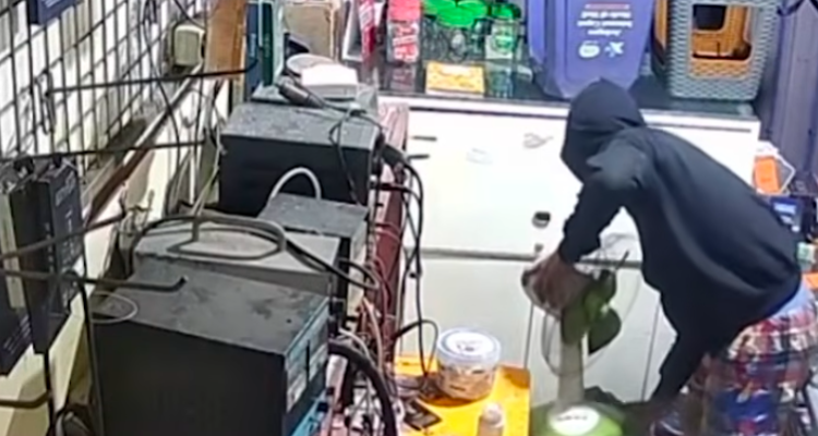 Doc. Tangkapan layar CCTV memperlihatkan terduga pelaku saat menjalankan aksi pembobolan di dalam konter telepon genggam kawasan Pasar Rebo, Jakarta Timur, Jumat (24/4/2026). Rekaman tersebut menjadi bagian dari barang bukti dalam penyelidikan kepolisian.