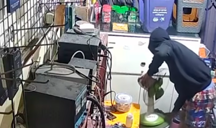 Doc. Tangkapan layar CCTV memperlihatkan terduga pelaku saat menjalankan aksi pembobolan di dalam konter telepon genggam kawasan Pasar Rebo, Jakarta Timur, Jumat (24/4/2026). Rekaman tersebut menjadi bagian dari barang bukti dalam penyelidikan kepolisian.