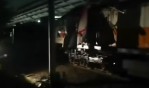 Doc. Kondisi salah satu gerbong kereta yang mengalami kerusakan parah usai insiden tabrakan antara KA Argo Bromo Anggrek dan KRL Commuter Line di kawasan Bekasi Timur, Senin (27/4/2026) malam. Petugas masih melakukan evakuasi korban dan penanganan di lokasi kejadian.