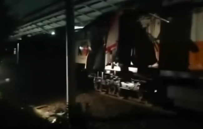 Doc. Kondisi salah satu gerbong kereta yang mengalami kerusakan parah usai insiden tabrakan antara KA Argo Bromo Anggrek dan KRL Commuter Line di kawasan Bekasi Timur, Senin (27/4/2026) malam. Petugas masih melakukan evakuasi korban dan penanganan di lokasi kejadian.