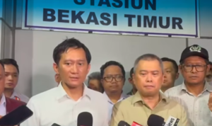 Doc. Direktur Utama PT Kereta Api Indonesia (Persero) Bobby Rasyidin memaparkan kronologi awal kecelakaan kereta api di Bekasi Timur saat memberikan keterangan kepada awak media dalam jumpa pers, Senin (27/4/2026).