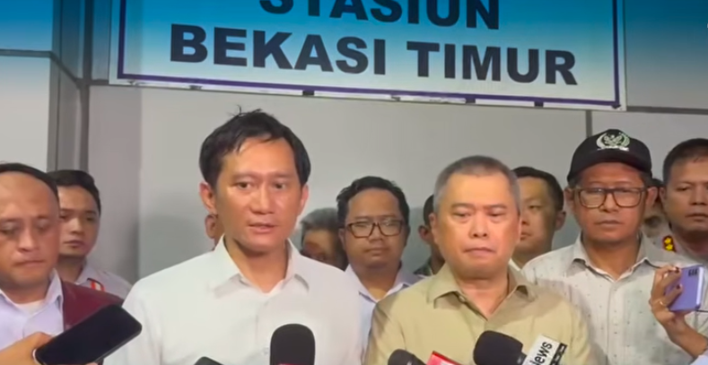 Doc. Direktur Utama PT Kereta Api Indonesia (Persero) Bobby Rasyidin memaparkan kronologi awal kecelakaan kereta api di Bekasi Timur saat memberikan keterangan kepada awak media dalam jumpa pers, Senin (27/4/2026).