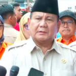 Doc. Presiden Prabowo Subianto memberikan keterangan kepada awak media usai menjenguk korban kecelakaan kereta api di RSUD Kota Bekasi, Selasa (28/4/2025).