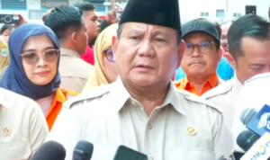 Doc. Presiden Prabowo Subianto memberikan keterangan kepada awak media usai menjenguk korban kecelakaan kereta api di RSUD Kota Bekasi, Selasa (28/4/2025).