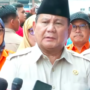 Doc. Presiden Prabowo Subianto memberikan keterangan kepada awak media usai menjenguk korban kecelakaan kereta api di RSUD Kota Bekasi, Selasa (28/4/2025).