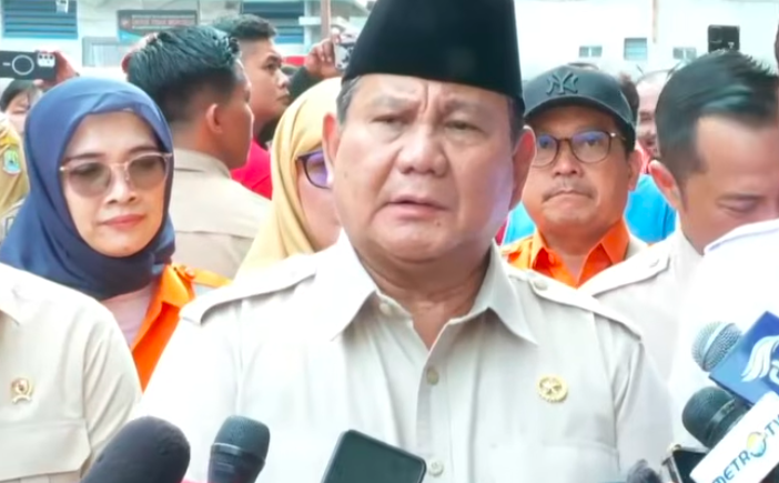 Doc. Presiden Prabowo Subianto memberikan keterangan kepada awak media usai menjenguk korban kecelakaan kereta api di RSUD Kota Bekasi, Selasa (28/4/2025).