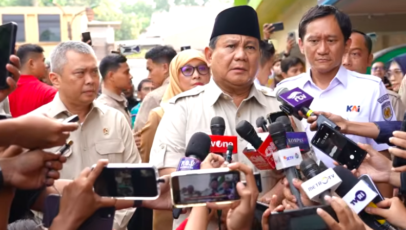 Doc. Presiden Prabowo Subianto menyampaikan keterangan kepada awak media usai meninjau korban kecelakaan kereta api di RSUD Kota Bekasi, Selasa (28/4/2026), sekaligus memberikan arahan terkait penanganan korban dan evaluasi sistem keselamatan transportasi.