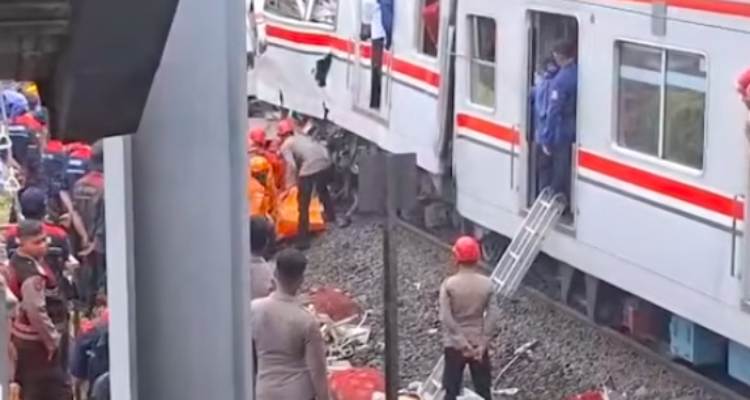 Doc. Tim gabungan melakukan proses evakuasi korban dan penanganan rangkaian kereta yang rusak di lokasi kecelakaan Bekasi Timur, Selasa (28/4/2026), guna mempercepat penyelamatan serta pemulihan jalur operasional.